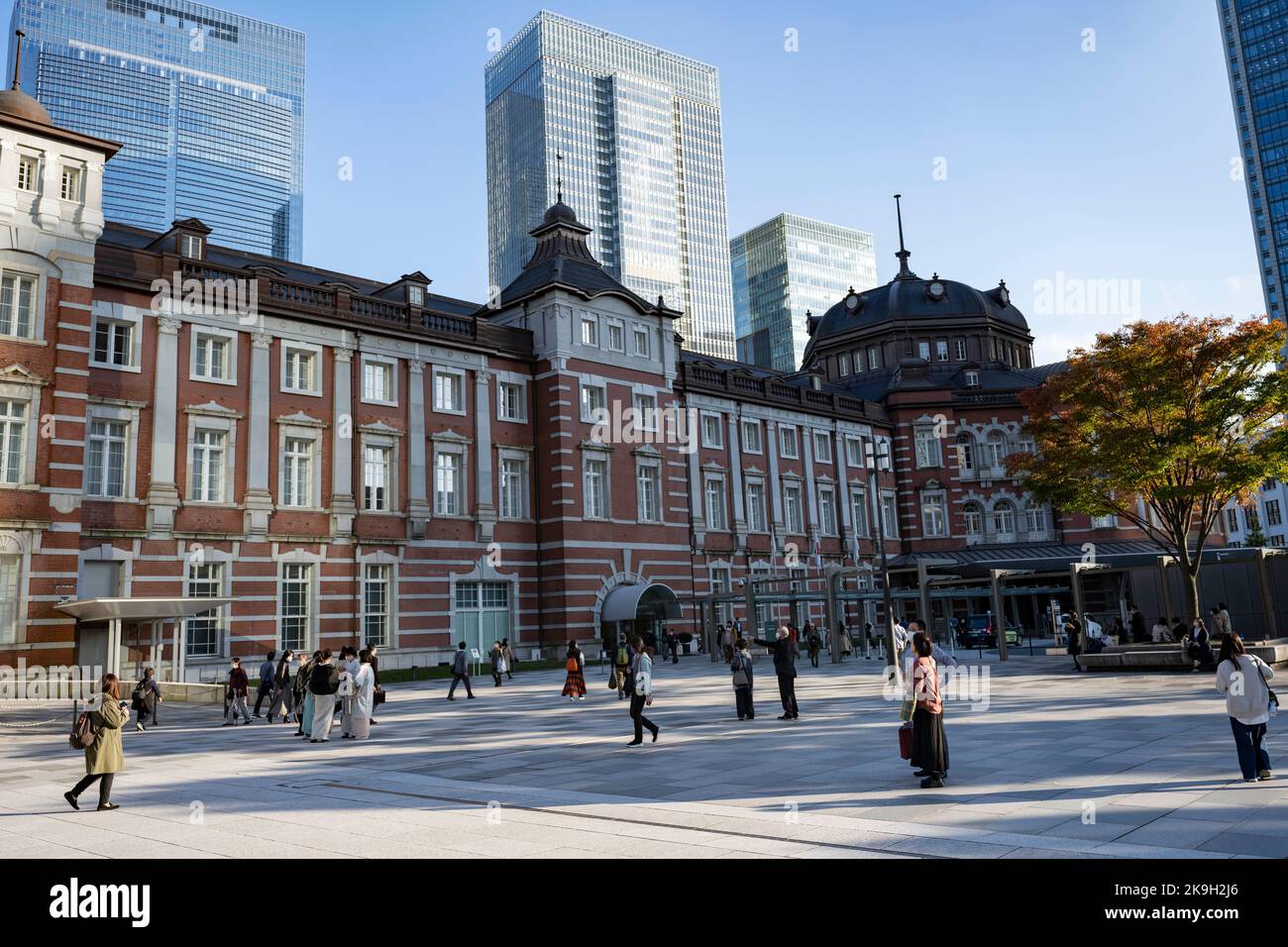 Tokyo, Giappone. 28th Ott 2022. Le linee JR presso la Stazione di Tokyo, il principale centro di transito rapido che presenta collegamenti per metropolitana, via terra, treni superveloci Shinkansen, treni espressi e linee interurbane. Un importante commissionatore station.Japan ha recentemente riaperto al turismo dopo oltre due anni di divieti di viaggio a causa della pandemia COVID-19. Lo Yen si è notevolmente deprezzato nei confronti del dollaro USA, creando turbolenze economiche per il commercio internazionale e l'economia giapponese. I turisti possono fare acquisti senza tasse in Giappone con un visto temporaneo. (Credit Image: © Taidgh Barron/ZUMA Press Wire) Foto Stock