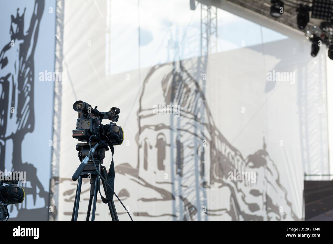 Chisinau, Moldova - 15 ottobre 2022: Ripresa di un video concerto. La telecamera è pronta per filmare un concerto serale durante le vacanze City Day. SEL Foto Stock