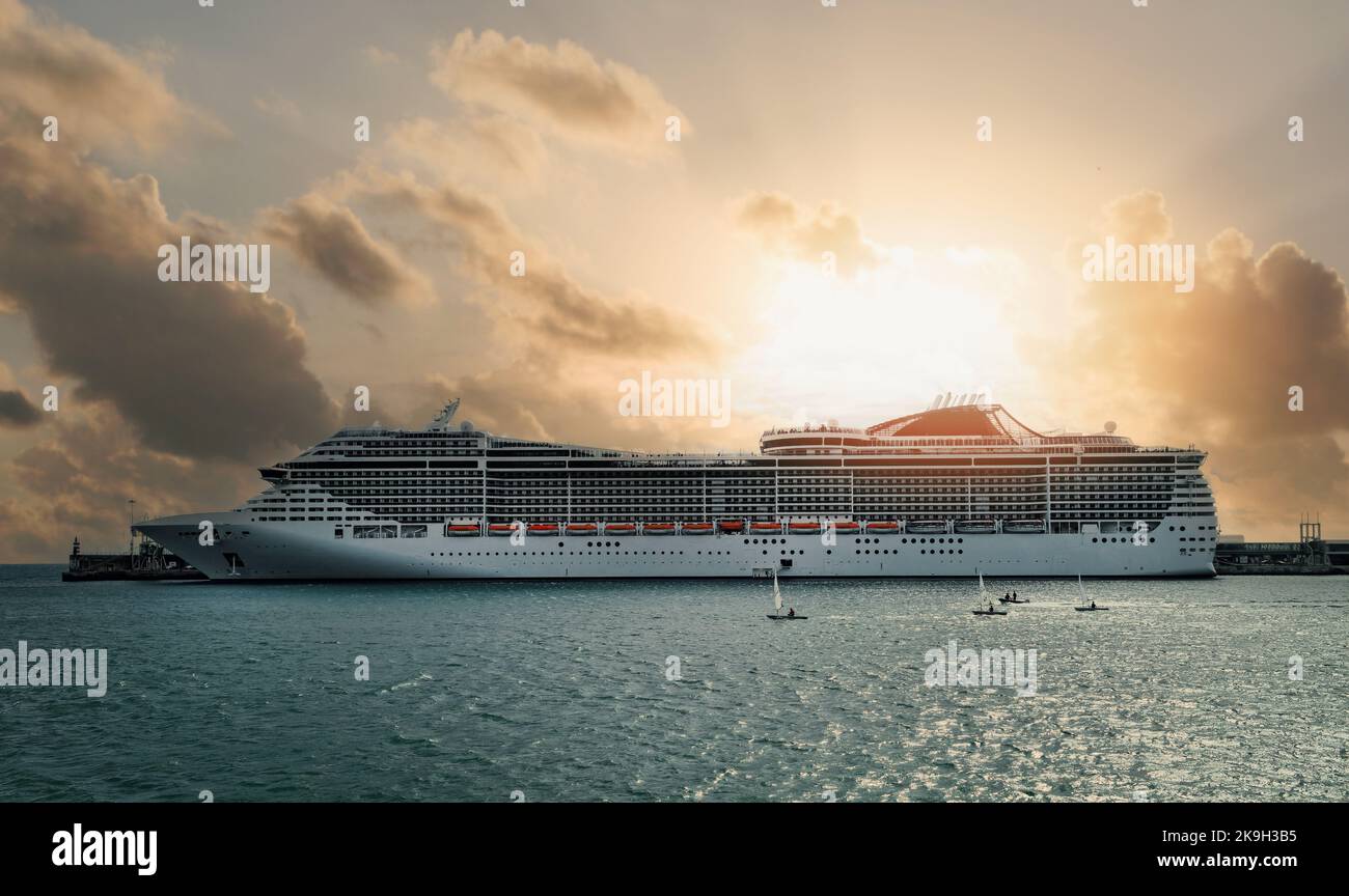 nave da crociera di lusso nel porto al tramonto Foto Stock