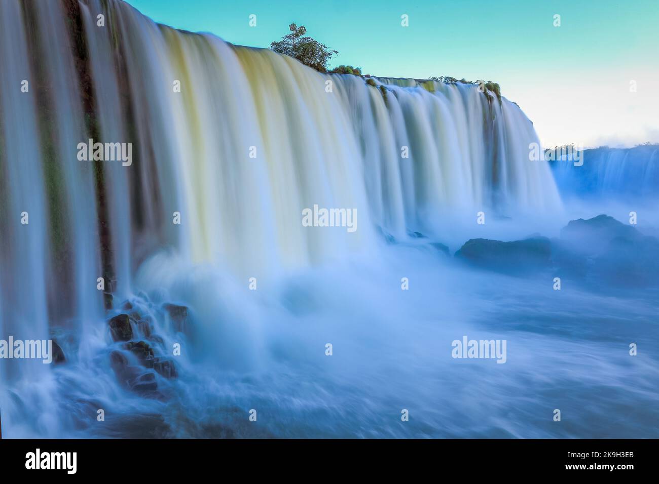 Iguacu cade nel sud del Brasile all'alba, lunga esposizione e acque sfocate Foto Stock