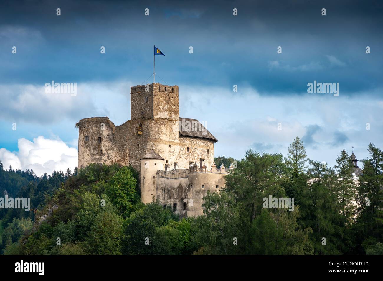Castello medievale a Niedzica, Polonia. Fortificazione del XIV secolo situata in cima alla collina al confine con il Parco Nazionale del Pieniny. Roccaforte circonda Foto Stock