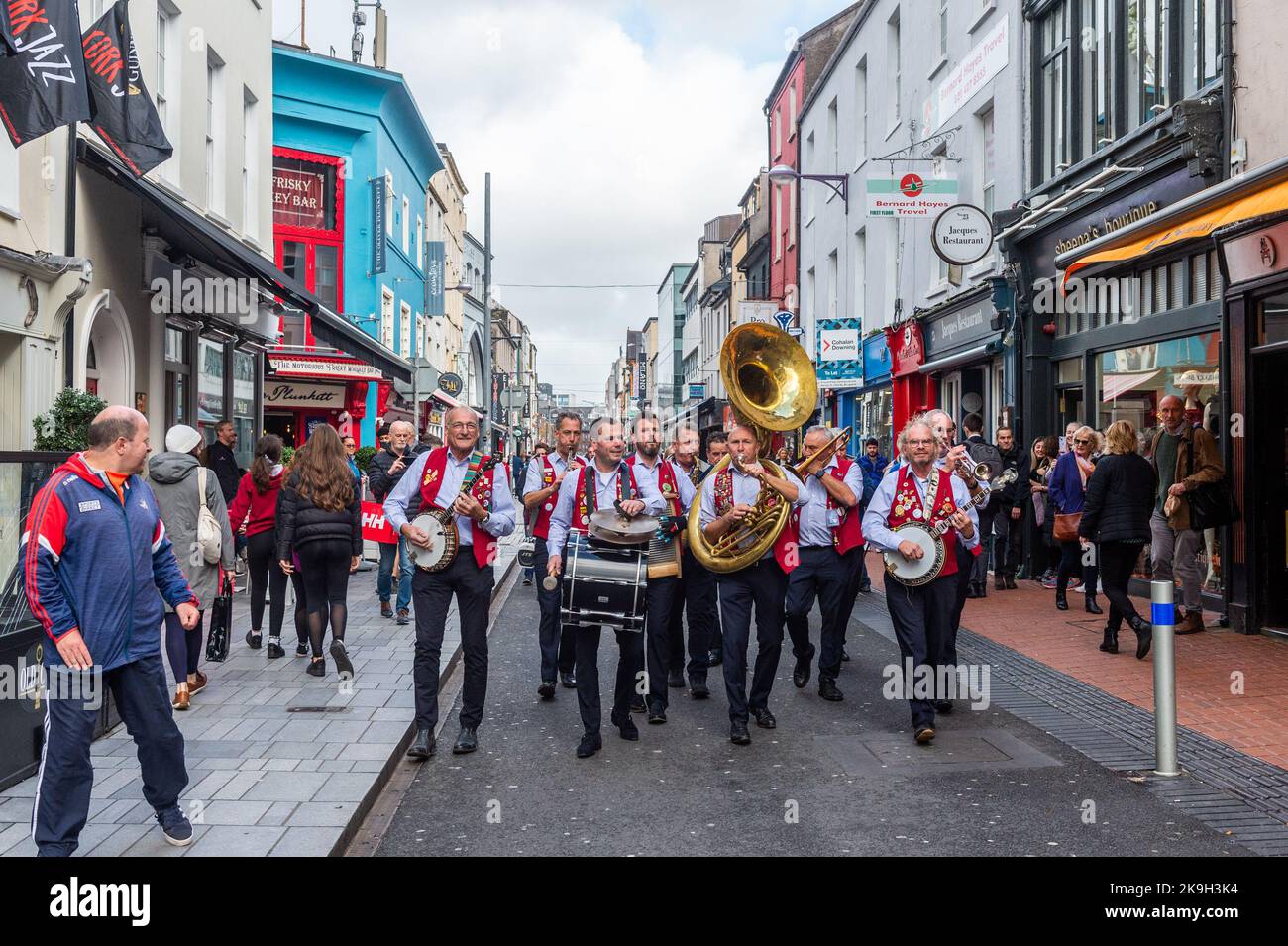 Cork, Irlanda. 28th Ott 2022. Oggi è il primo giorno del Guinness Cork Jazz Festival 44th. Oltre alle band che suonano nei locali, le strade della città di Cork ospitano concerti improvvisati. La Jazz Band 'Lamarotte' suona nelle strade di Cork. Credit: AG News/Alamy Live News Foto Stock