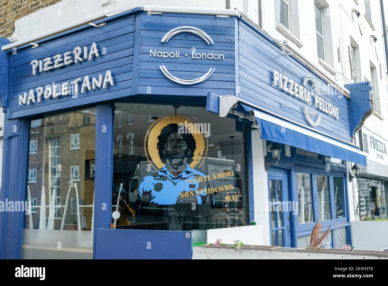 Londra - Ottobre 2022: Un ristorante pizzeria italiano a Clapham con la figura cult di Diego Maradona Foto Stock