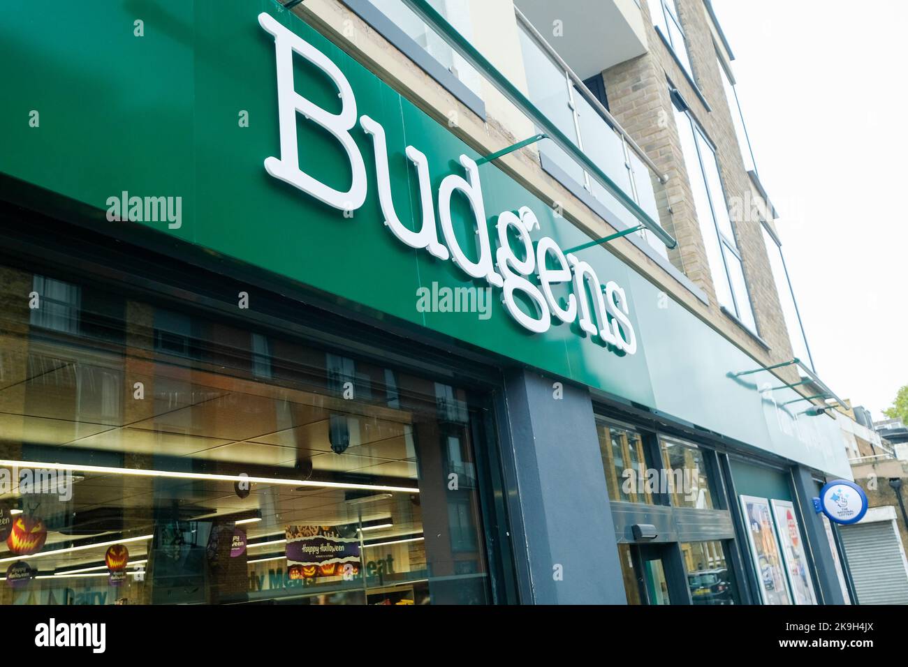 Londra - Ottobre 2022: Budgens store nel sud-ovest di Londra - Una catena britannica di minimarket Foto Stock