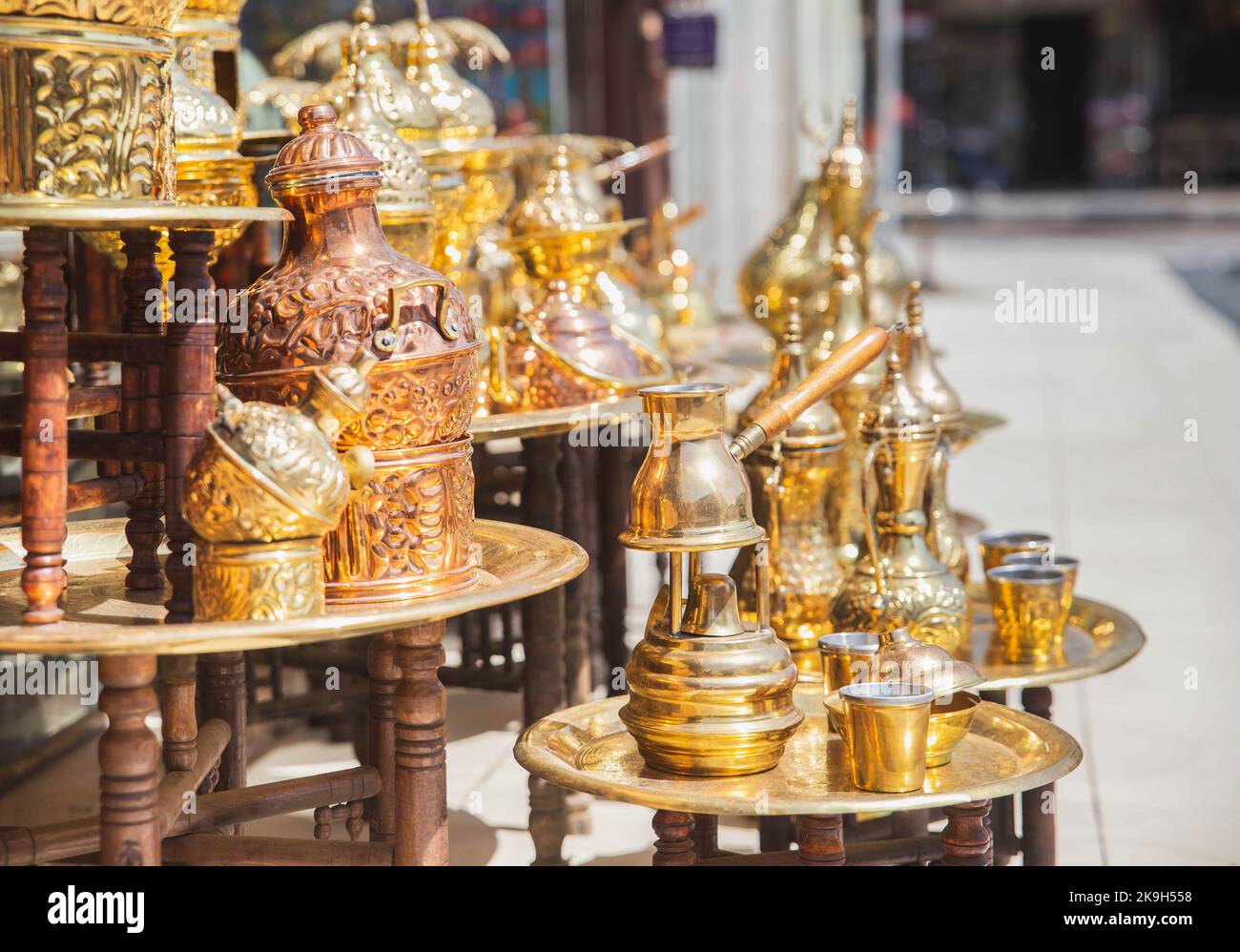 piatti d'oro in metallo egiziano nel negozio Foto Stock