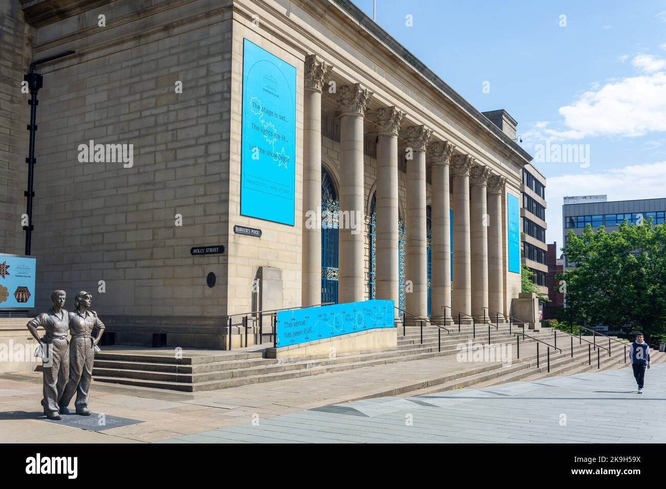 Statua "Women of Steel" e Sheffield City Hall, Barker's Pool, Sheffield, South Yorkshire, Inghilterra, Regno Unito Foto Stock