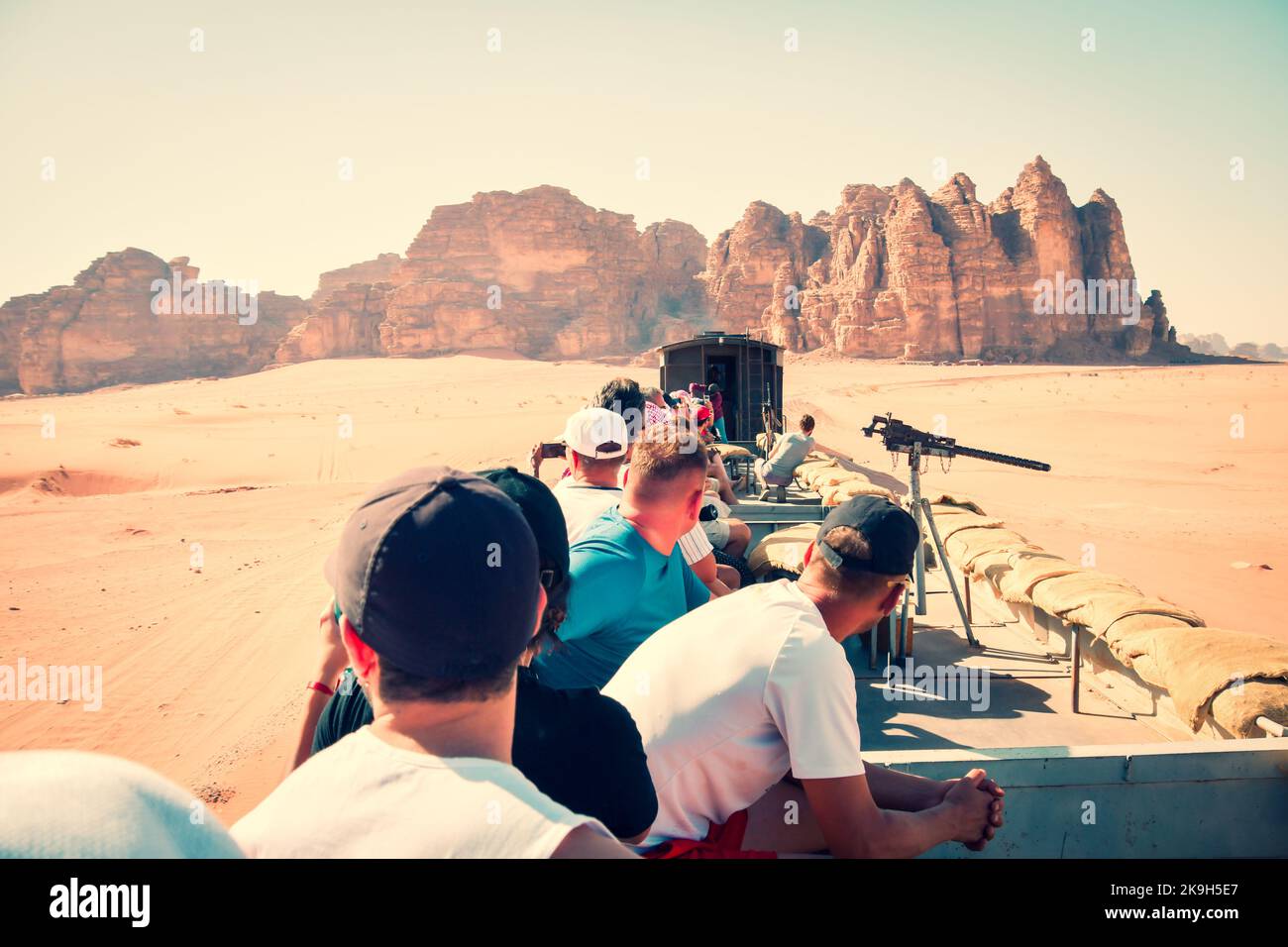 Esperienza turistica avventura treno ferroviario Hijaz dalle 1916:00. I grandi combattenti della rivolta araba attaccano in wadi rum. Attività popolari Giordania Foto Stock