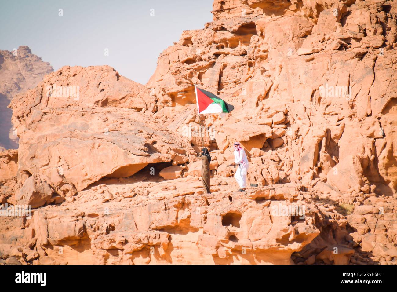 Wadi Rum, Giordania - 5th ottobre, 2022: I grandi combattenti della rivolta araba attaccano in wadi rum sulla nuova esperienza di avventura in treno Hijaz. Popolare nuovo Foto Stock