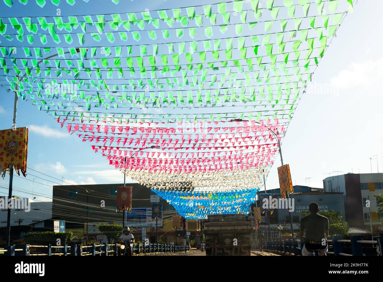 Decorazione di Sao Joao con bandiere nella città di Valenca, Bahia. Foto Stock