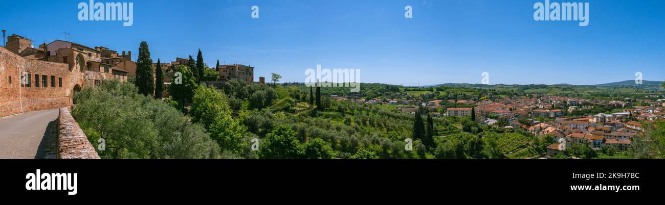 Panorama toscano visto dalla storica Certaldo in Una giornata di sole Foto Stock