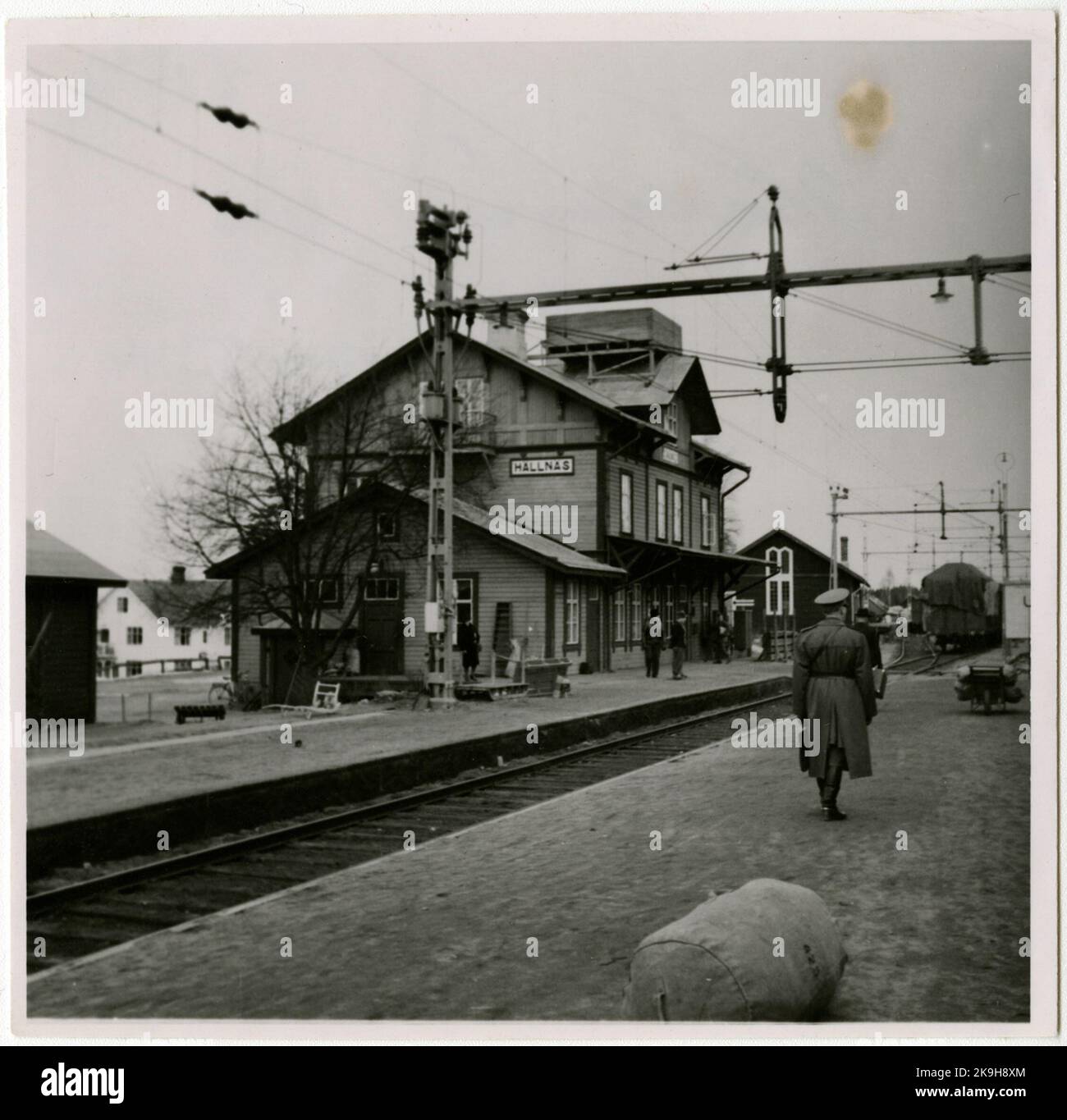 Stazione ferroviaria di Hällnäs. La presenza militare rende probabile che la foto sia stata scattata in tempo di guerra. Torre di sorveglianza aerea sul tetto della stazione. Foto Stock