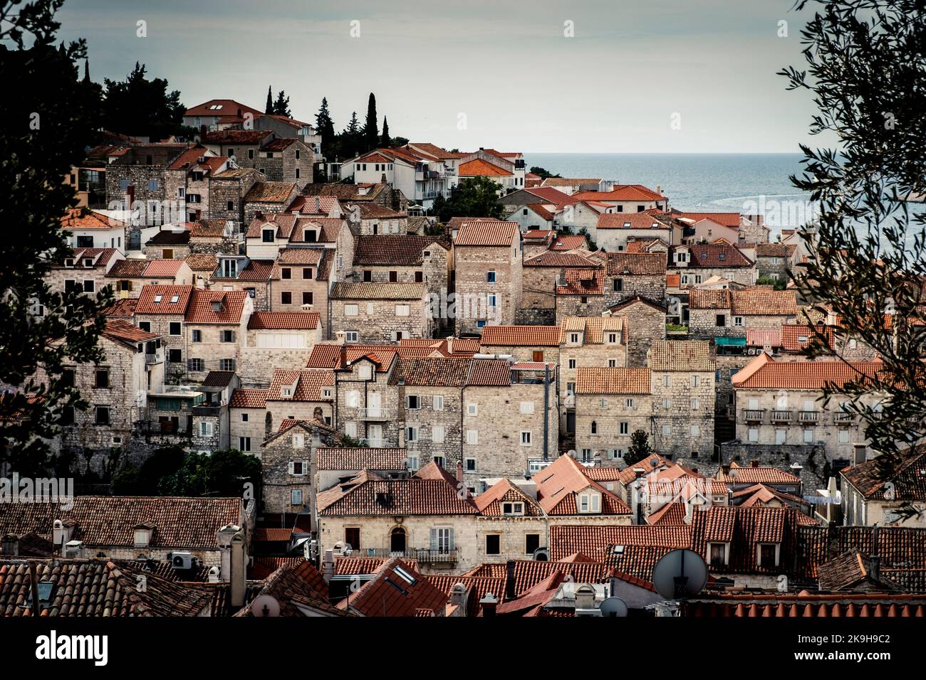 Edifici medievali e tetti di tegole rosse della Vecchia Hvar, isola di Hvar, Croazia presi dalla fortezza spagnola Foto Stock