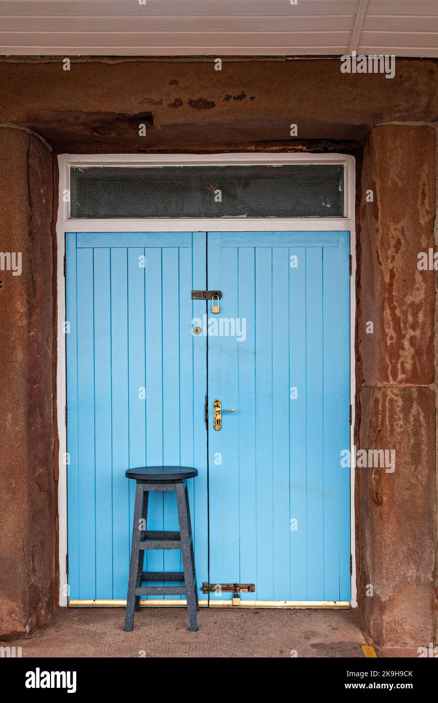 Porte dipinte di blu del caffè Old Railway Building, Stone Jetty, Morecambe Foto Stock