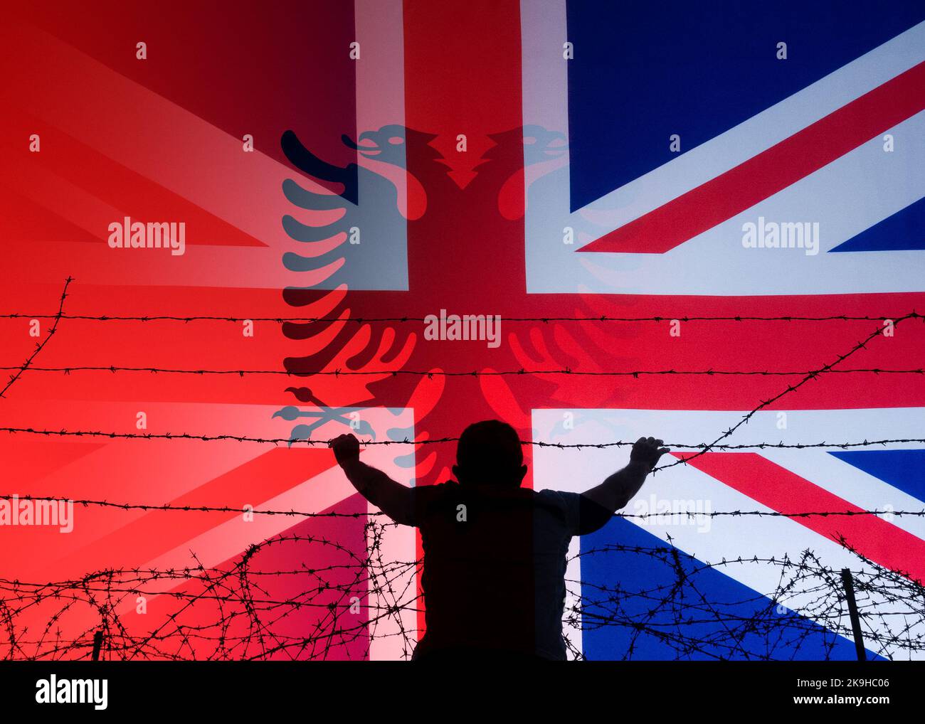 Bandiere dell'Albania e del Regno Unito, Regno Unito, con l'uomo che guarda sopra la recinzione di confine del filo spinato. Immagine del concetto: Immigrazione, attraversamento del canale, albanese... Foto Stock