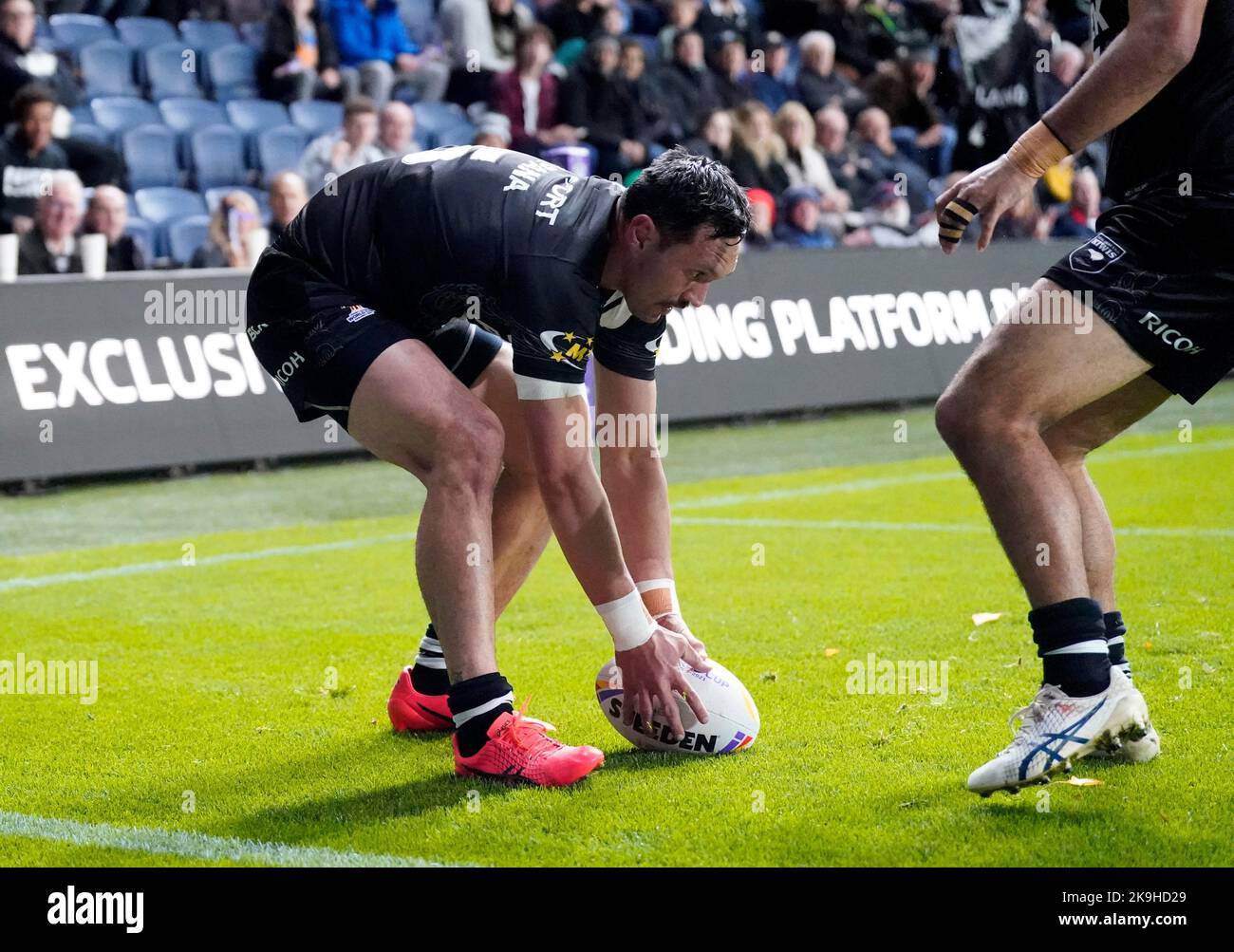 Jordan Rapana della Nuova Zelanda segna la seconda prova del suo fianco durante la partita di Coppa del mondo di Rugby League C all'Headingley Stadium, Leeds. Data immagine: Venerdì 28 ottobre 2022. Foto Stock