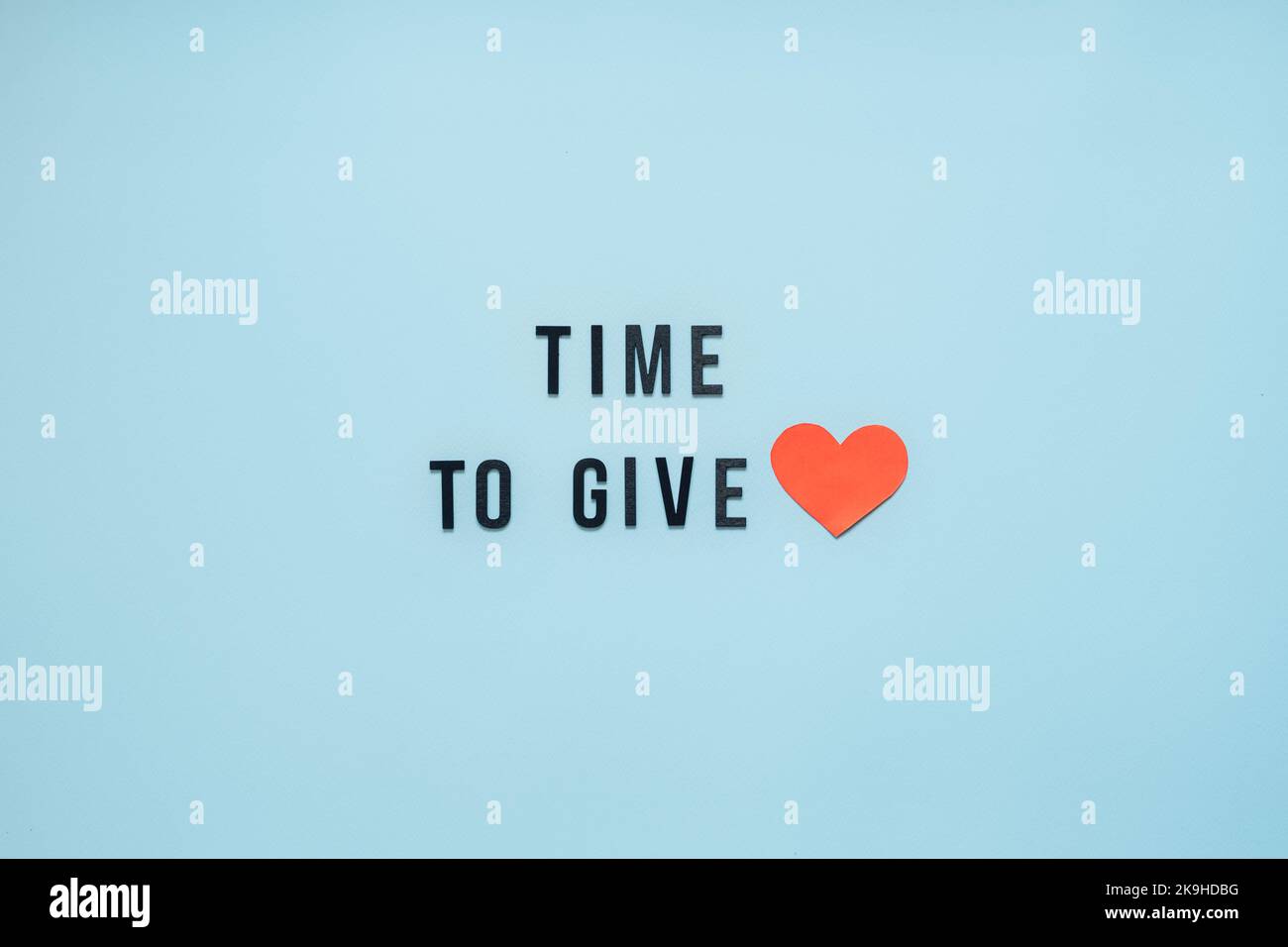 Dare Martedì, tempo di dare, Aiuto, donazione, supporto, Concetto di volontariato con cuore rosso e testo tempo di dare su sfondo blu. Il suo tempo di dare Foto Stock