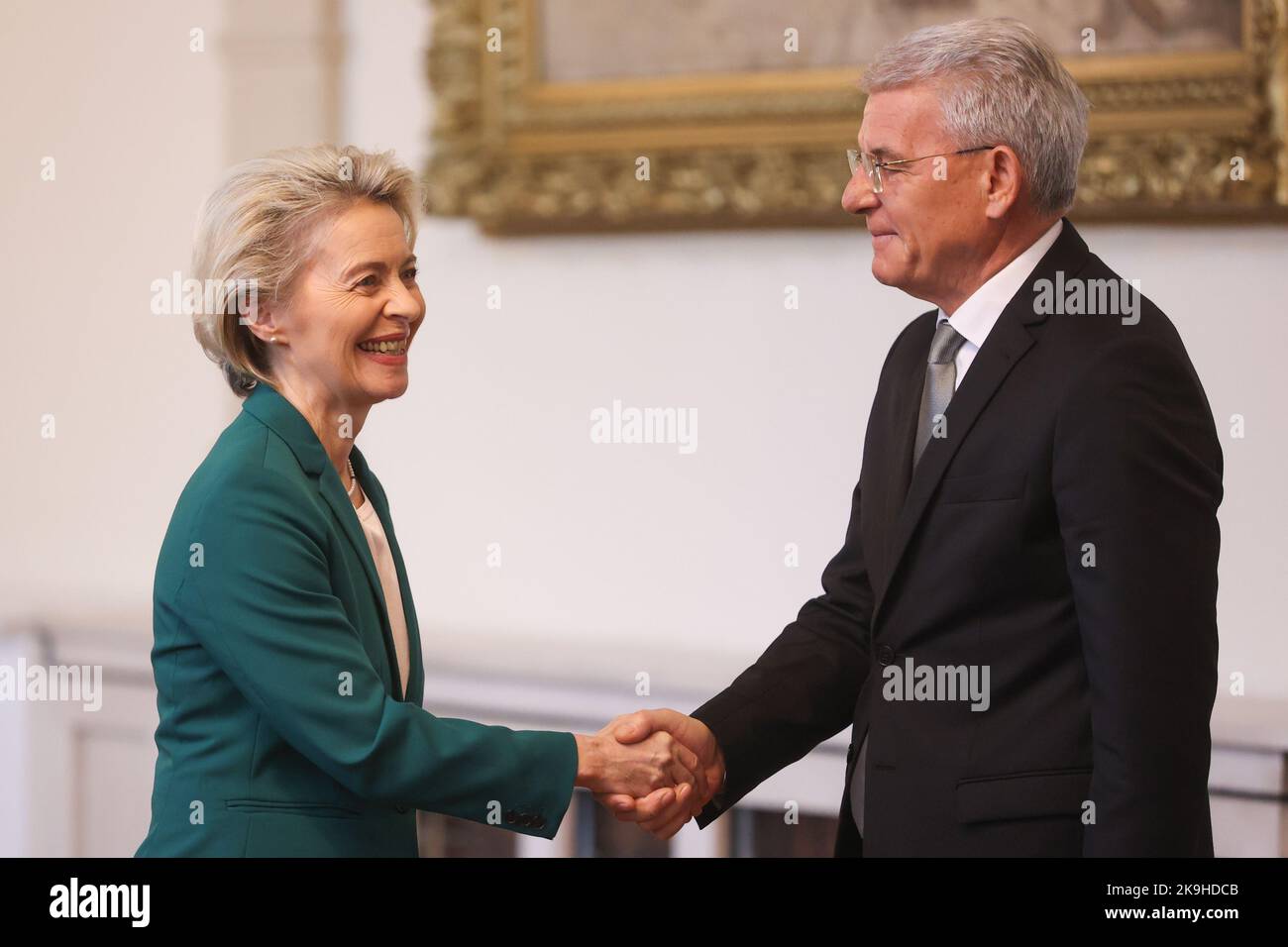 Il Presidente della Commissione europea (CE), Ursula von der Leyen, si stringe le mani con Sefik Dzaferovic prima dell'incontro con i membri della Presidenza della Bosnia-Erzegovina , a Sarajevo Bosnia-Erzegovina venerdì 28 ottobre 2022. Foto: Armin Durgut/PIXSELL Credit: Pixsell agenzia foto e video/Alamy Live News Foto Stock