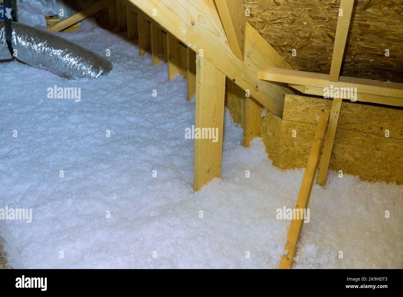Un isolamento eco lana è installato sul tetto di nuova casa per soffitta isolamento Foto Stock