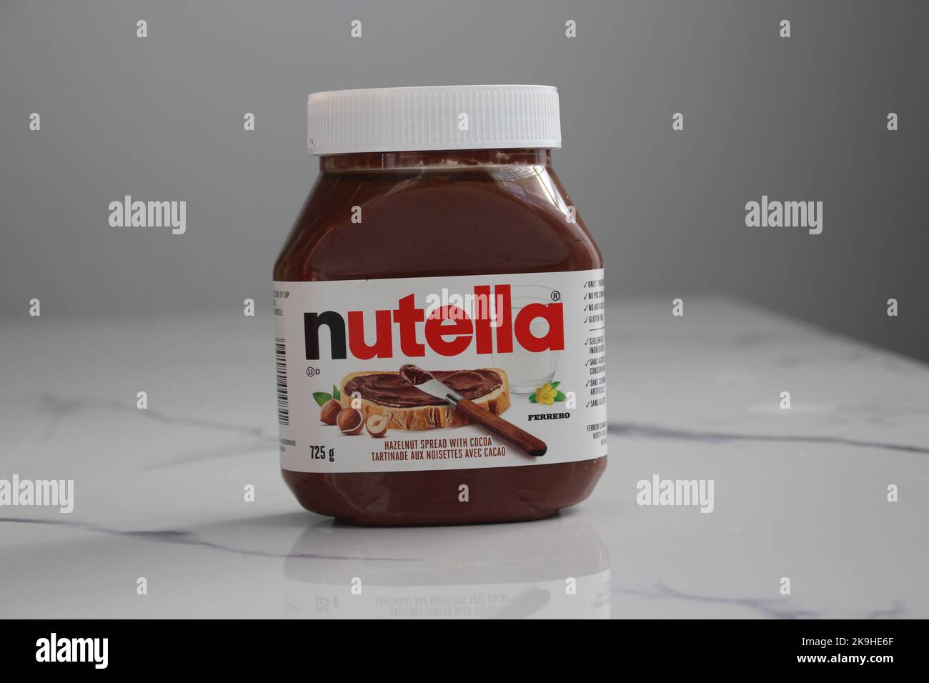 Grande vasetto di nocciola al cioccolato Nutella spalmato con cacao Foto  stock - Alamy