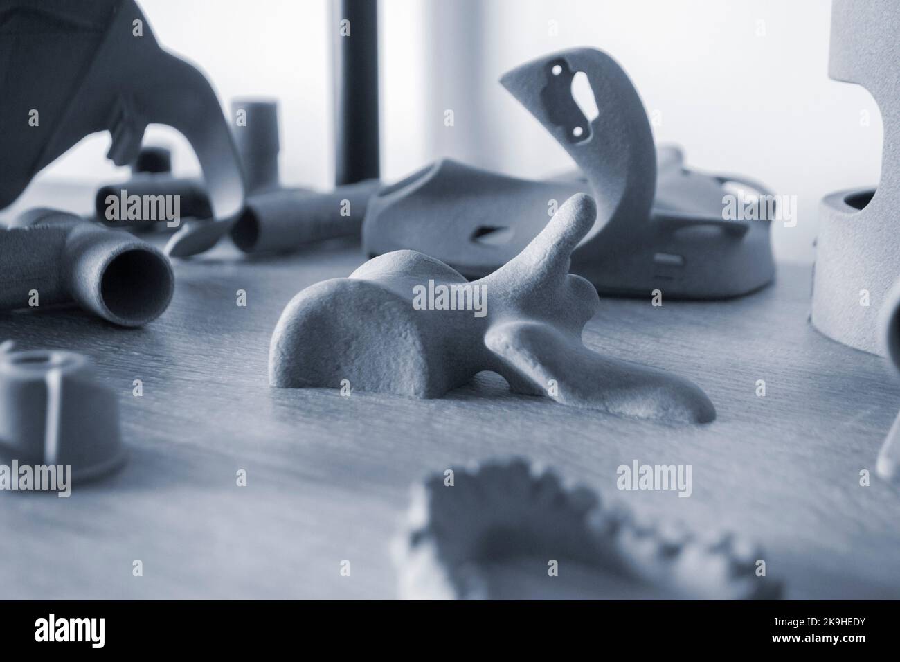 Prototipo di parte di osso umano stampato su primo piano di una stampante in polvere 3D. Figura stampata su una stampante 3D in polvere di poliammide. MJF Multi Jet Fusion. Nuova tecnologia additiva moderna e progressiva per stampante 3D Foto Stock