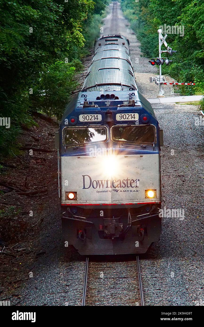 Treno passeggeri Amtrak Downeaster che viaggia verso sud vicino a Park St a Exeter NH Foto Stock