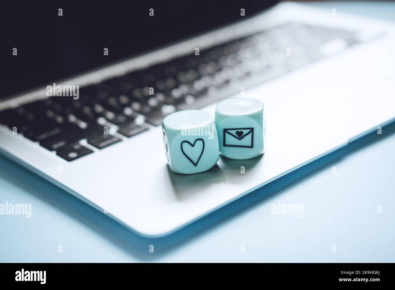 Dare Martedì, tempo di dare, Aiuto, donazione, supporto, Concetto di volontariato con cubo cardiaco su notebook su sfondo blu. Il suo tempo di dare Foto Stock