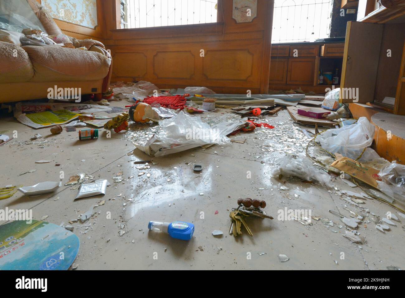 Casa cinese abbandonata a causa di delocalizzazione, ma poi saccheggiata e saccheggiata da ladri in cerca di oggetti di valore. Foto Stock