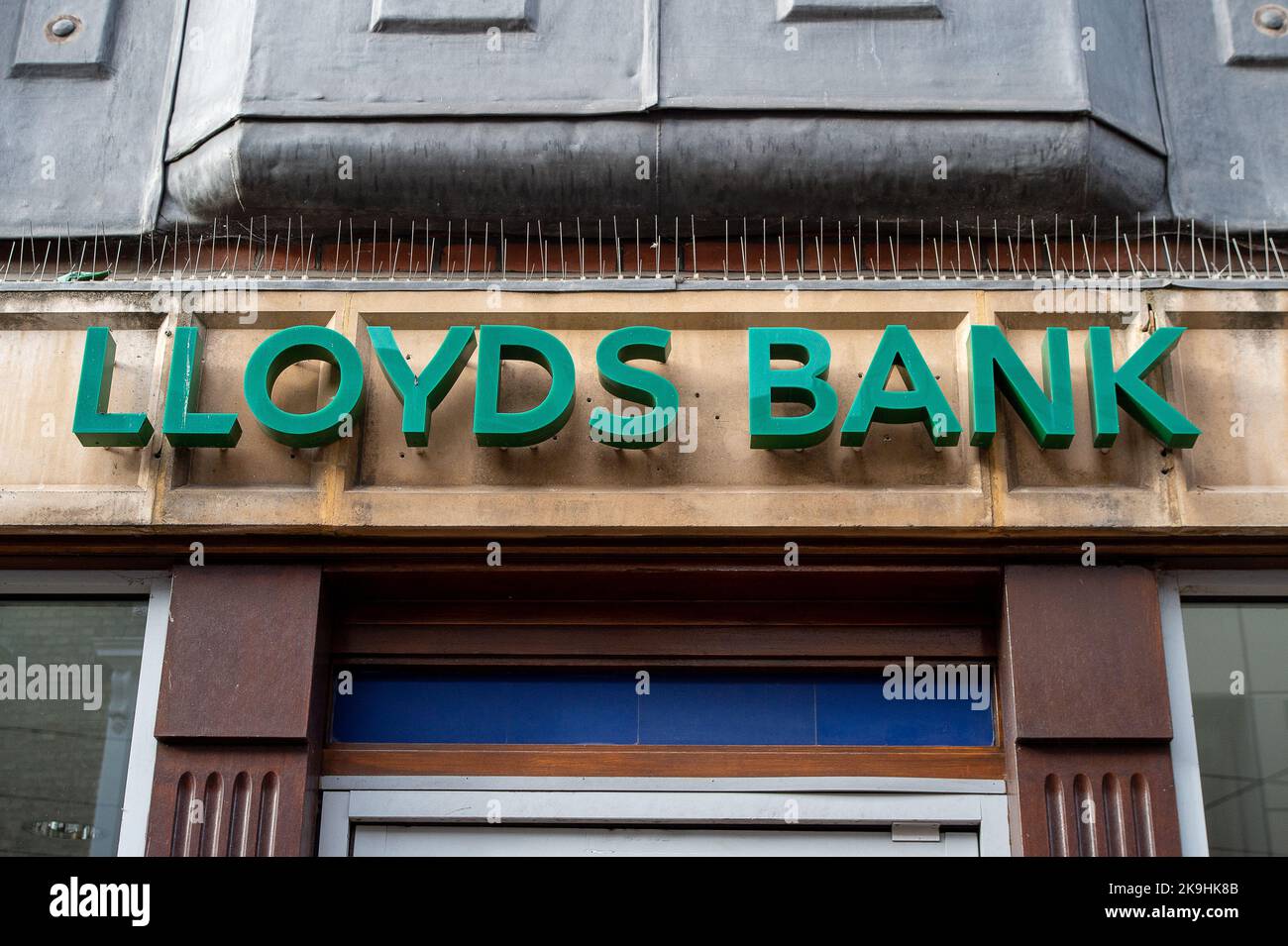 Maidenhead, Berkshire, Regno Unito. 28th ottobre 2022. Una filiale della Lloyds Bank nel centro di Maidenhead. Si dice che i colossi bancari dei Lloyd abbiano messo da parte oltre mezzo miliardo di sterline per i debiti inesigibili e abbiano messo in guardia contro un orizzonte di “deterioramento”. I tassi di interesse ipotecari in Inghilterra sono aumentati drasticamente a seguito del fallito mini-budget. Il bilancio autunnale è stato rinviato al 17th novembre. Credit: Maureen McLean/Alamy Live News Foto Stock