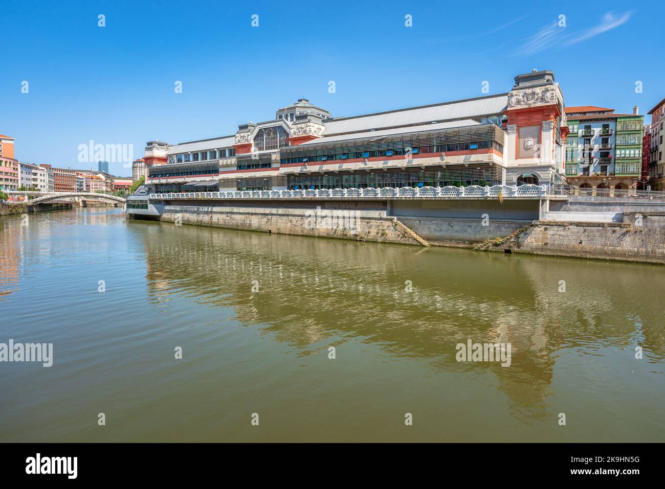 Bellissimo edificio Art Deco, il Mercado de la Ribera sull'estuario di Bilbao, Spagna Foto Stock