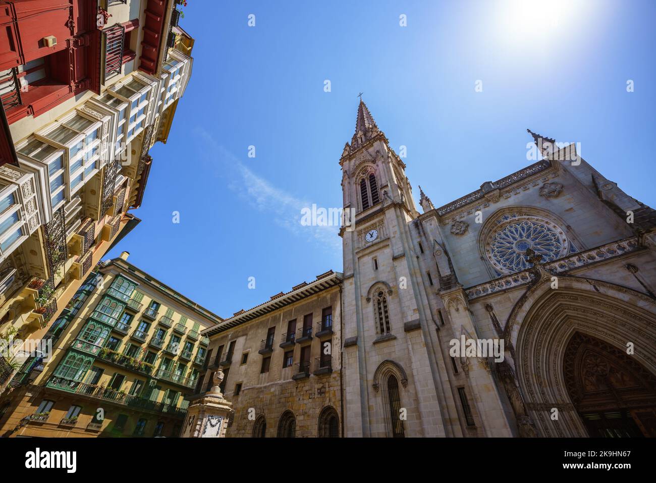 Vista dal basso angolo della Cattedrale di Bilbao nella parte vecchia della città, Spagna Foto Stock