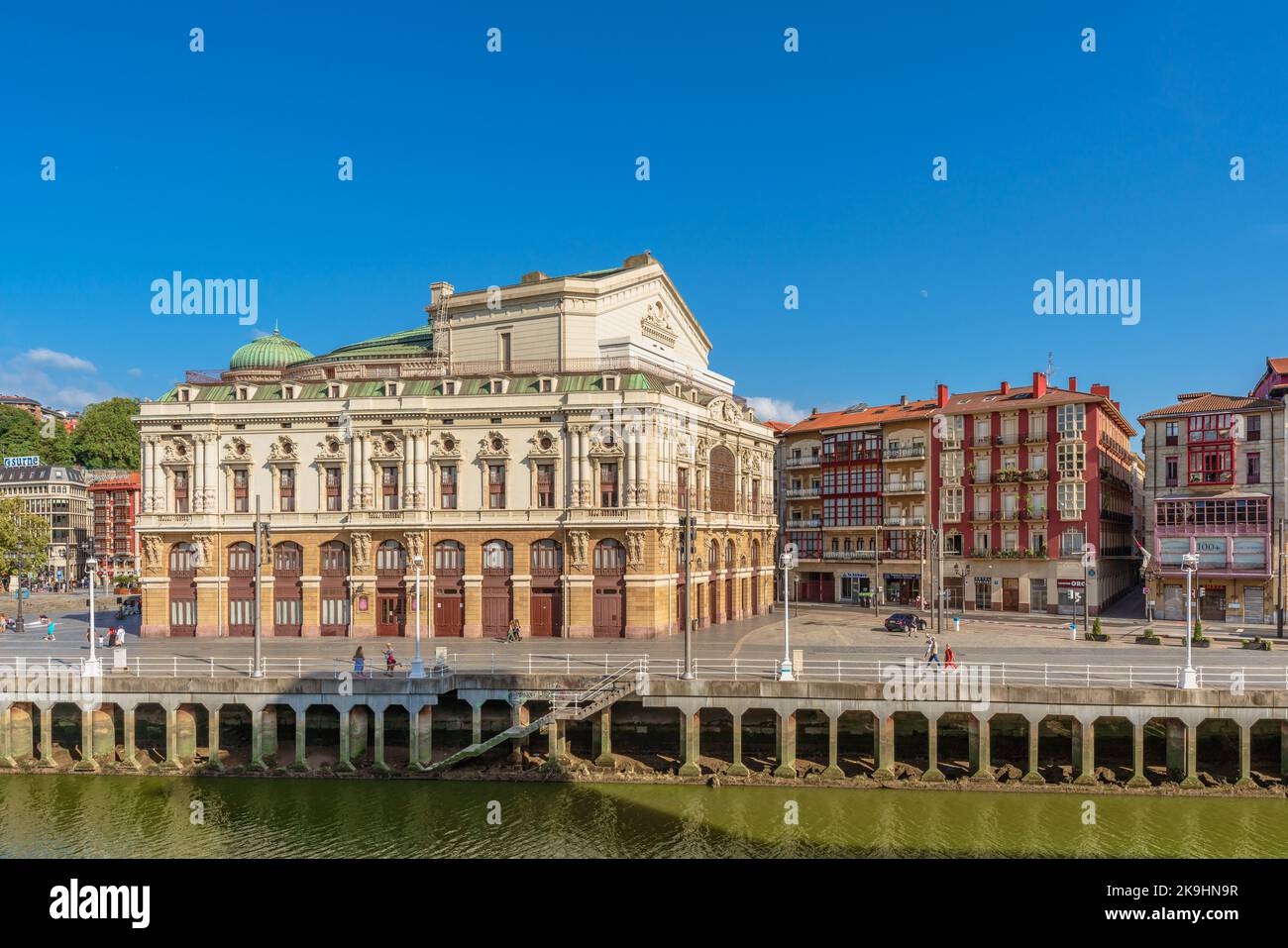 Bilbao, Spagna. Agosto 6, 2022. Teatro Arriaga lungo il fiume Nervión. Fu costruito in stile neobarocco dall'architetto Joaquín Rucoba nel 1890 Foto Stock