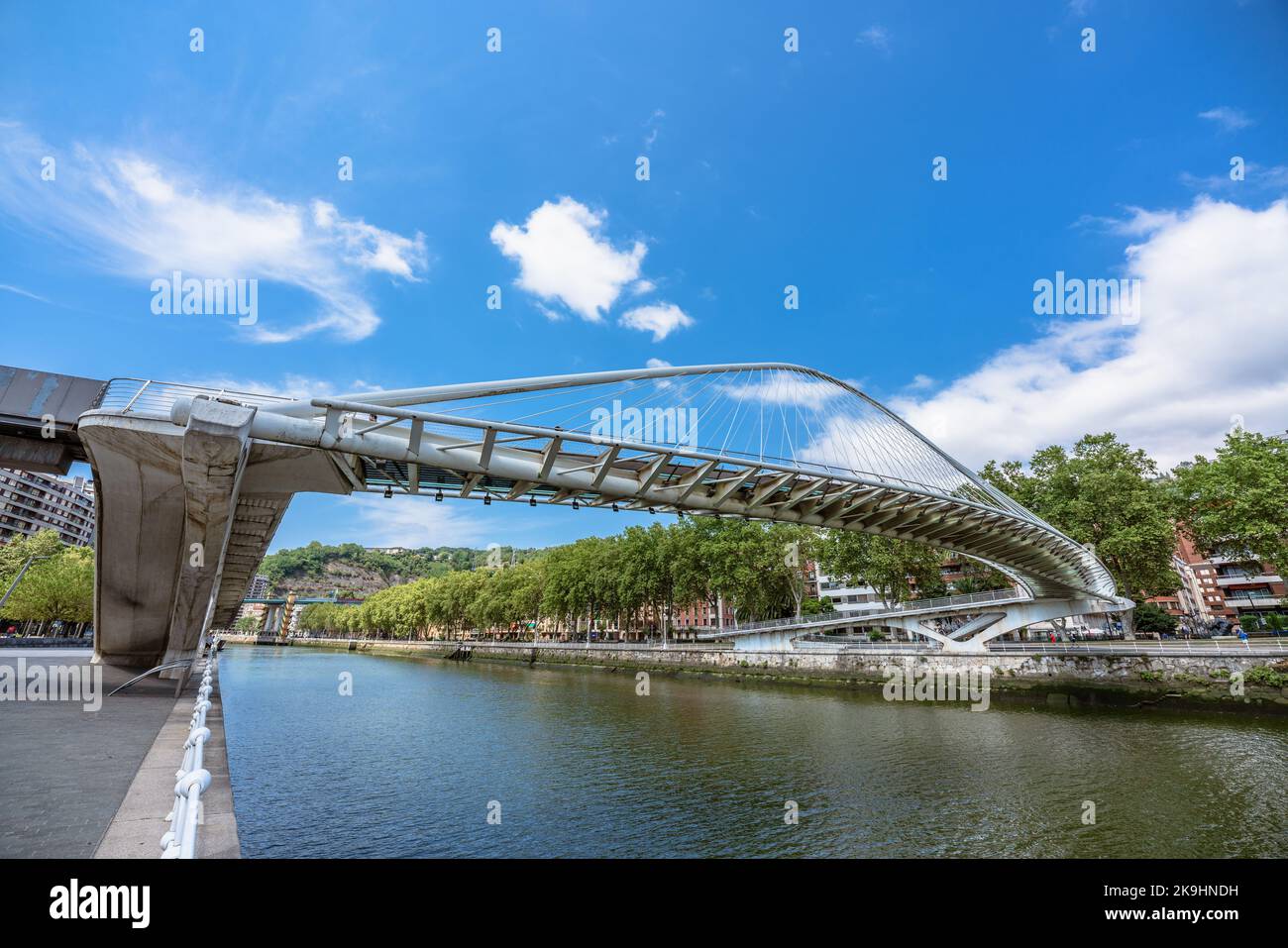 Bilbao, Spagna. 08.07.2022. Il ponte bianco Zubizuri è un ponte sul fiume Nervión Ría de Bilbao progettato da Santiago Calatrava ed è stato aperto nel 1997 Foto Stock