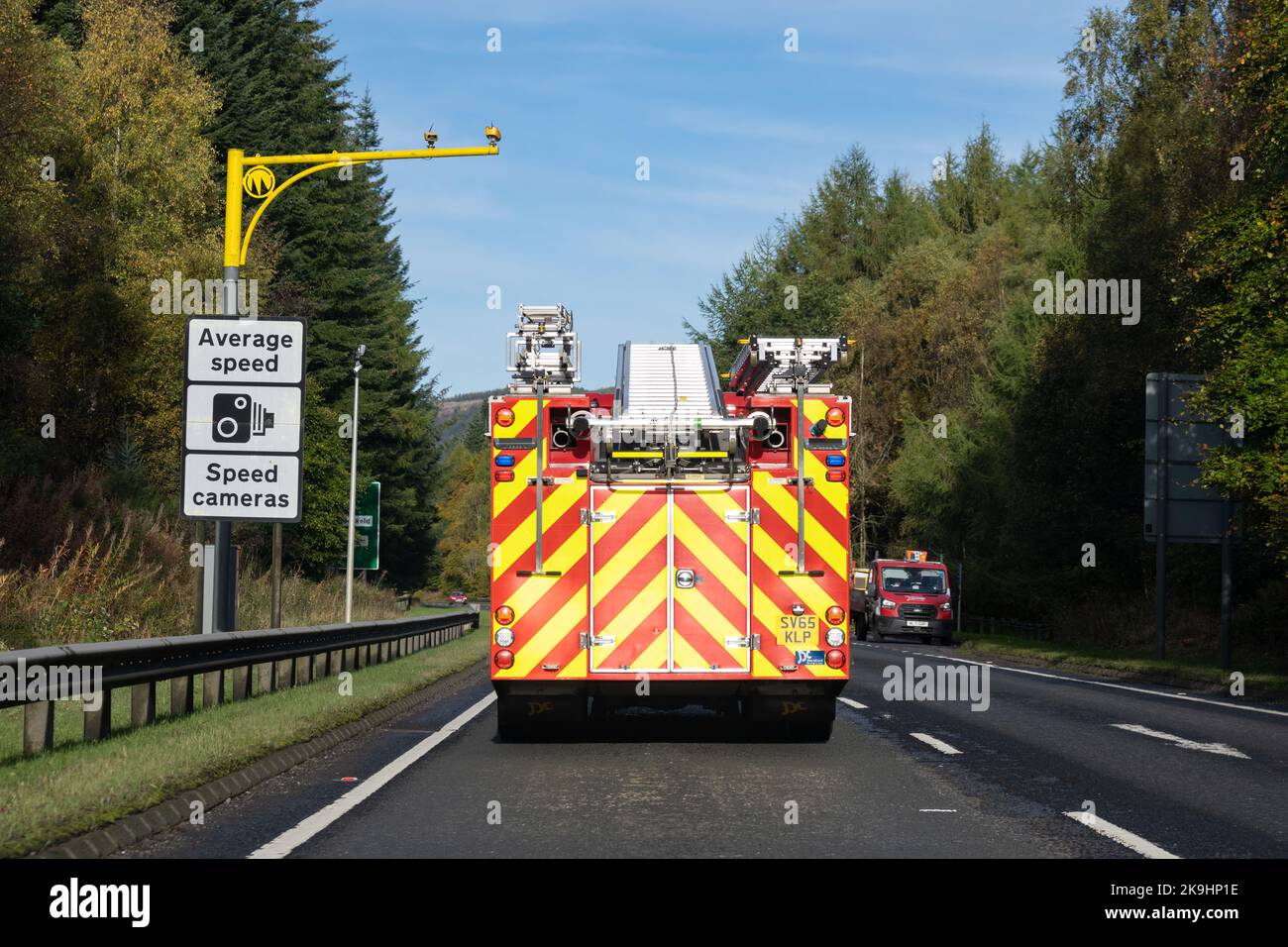 Scottish Fire and Rescue Service North Fire Engine sulla strada A9 vicino a Dunkeld, Perth e Kinross, Scozia, Regno Unito Foto Stock