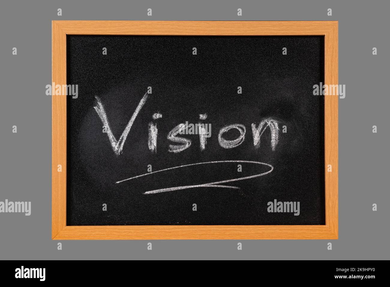 La parola visione manoscritta con gesso bianco su lavagna con cornice di legno, isolata su fondo grigio medio Foto Stock
