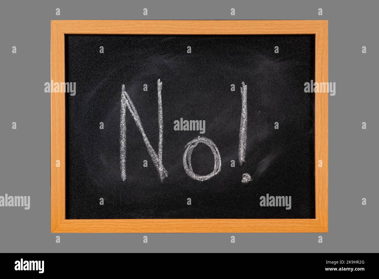 La parola No manoscritta con gesso bianco su lavagna con cornice di legno, isolata su fondo grigio medio Foto Stock