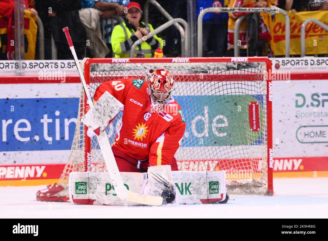 DUESSELDORF, GERMANIA - 28 OTTOBRE 2022: HENRIK HAUKELAND. Hockey Match DEL Düsseldorfer EG - Kölner Haie Foto Stock