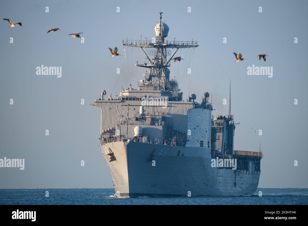 La USS Harpers Ferry (LSD 49) si avvicina al Naval Surface Warfare Center, Port Hueneme Division per uno sposo navale in una mattina recente. LSD 49 è la nave principale della sua classe di navi da sbarco, progettata per supportare operazioni anfibie sulle coste ostili. (STATI UNITI Foto Navy di Eric Parsons/rilasciata) Foto Stock