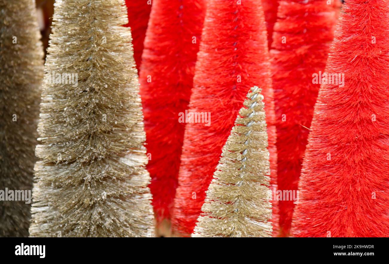 Oro e arancione bottiglia Brush alberi di Natale sfondo - fuoco poco profondo Foto Stock