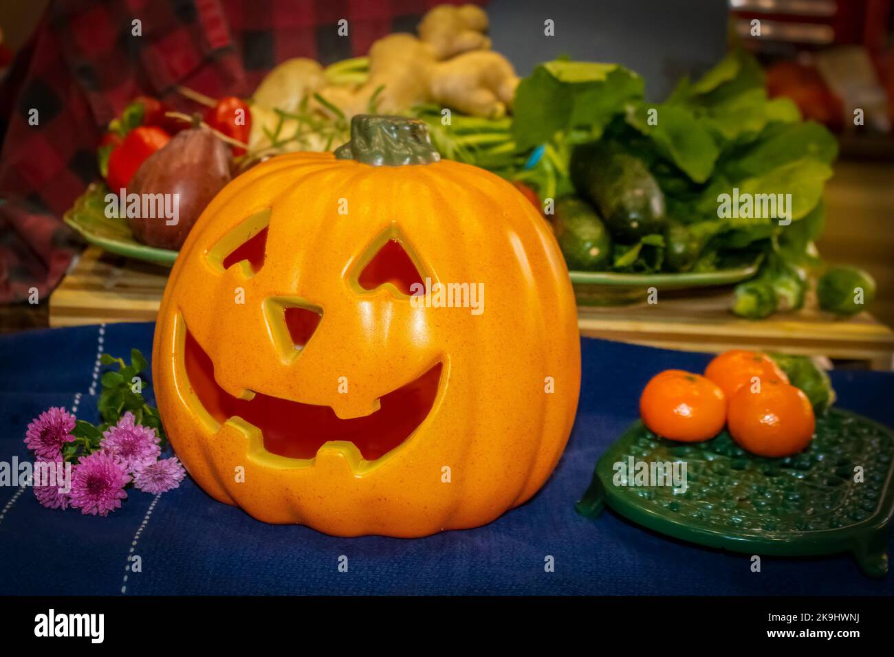 Felice Jackolatern seduto di fronte a un mucchio di mendicanti con fiori - bokeh sfondo Foto Stock