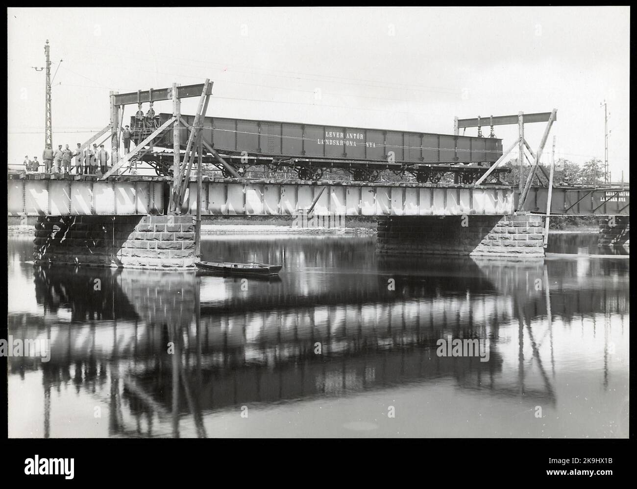 Scambio di ponte sul ponte ferroviario sul ramo orientale di Klarälven a Karlstad. State Railways, SJ 16997 carro merci aperto. Foto Stock
