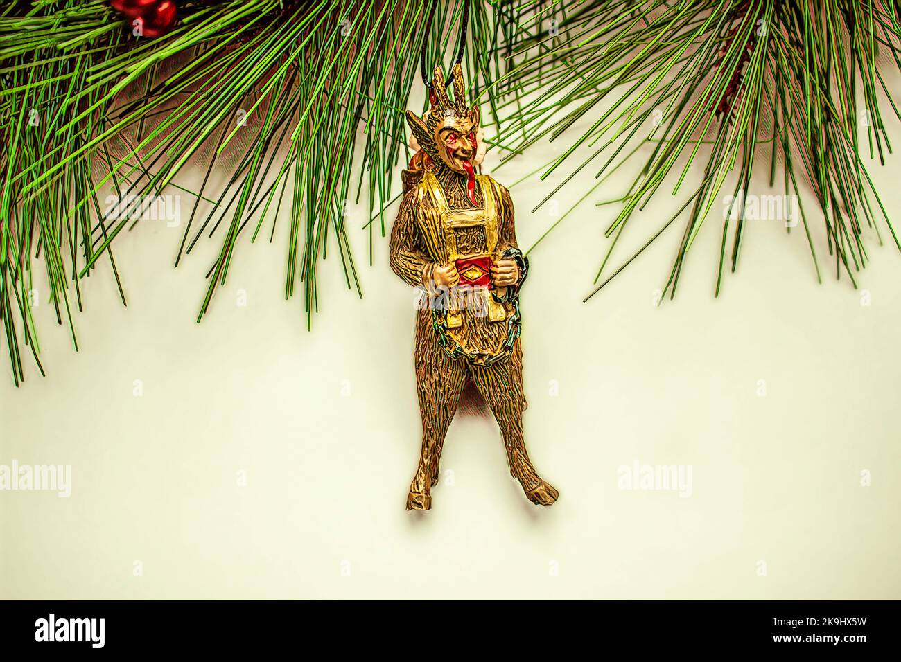Krampus - una leggenda popolare dell'Europa centrale - un mostro di mezzo capro mezzo demone che punisce i bambini malvagi all'ornamento di Christmastime appeso a C. Foto Stock