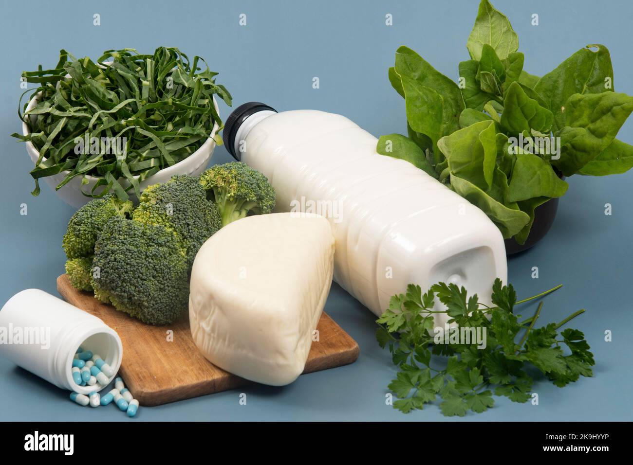 principali fonti di calcio per il corpo per aiutare a combattere l'osteoporosi. Foto Stock