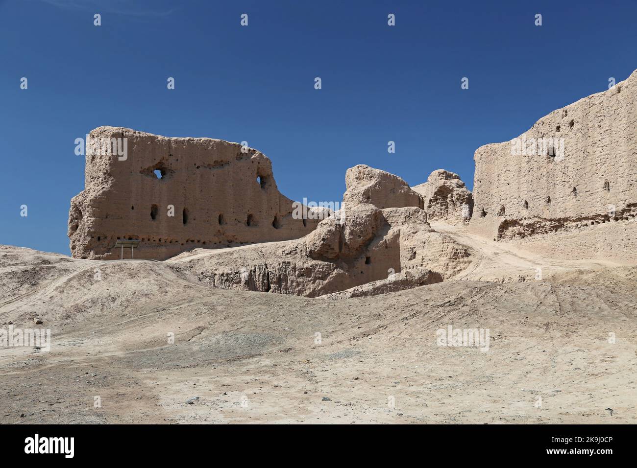 Gyaur Kala, deserto di Kyzylkum, Repubblica autonoma di Karakalpakstan, Uzbekistan, Asia centrale Foto Stock