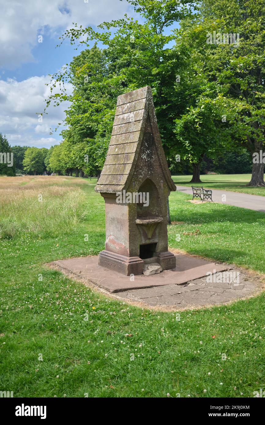 Storica fontana d'acqua (Thompson Drinking Fountain) Llandaff Fields Cardiff South Wales UK Foto Stock