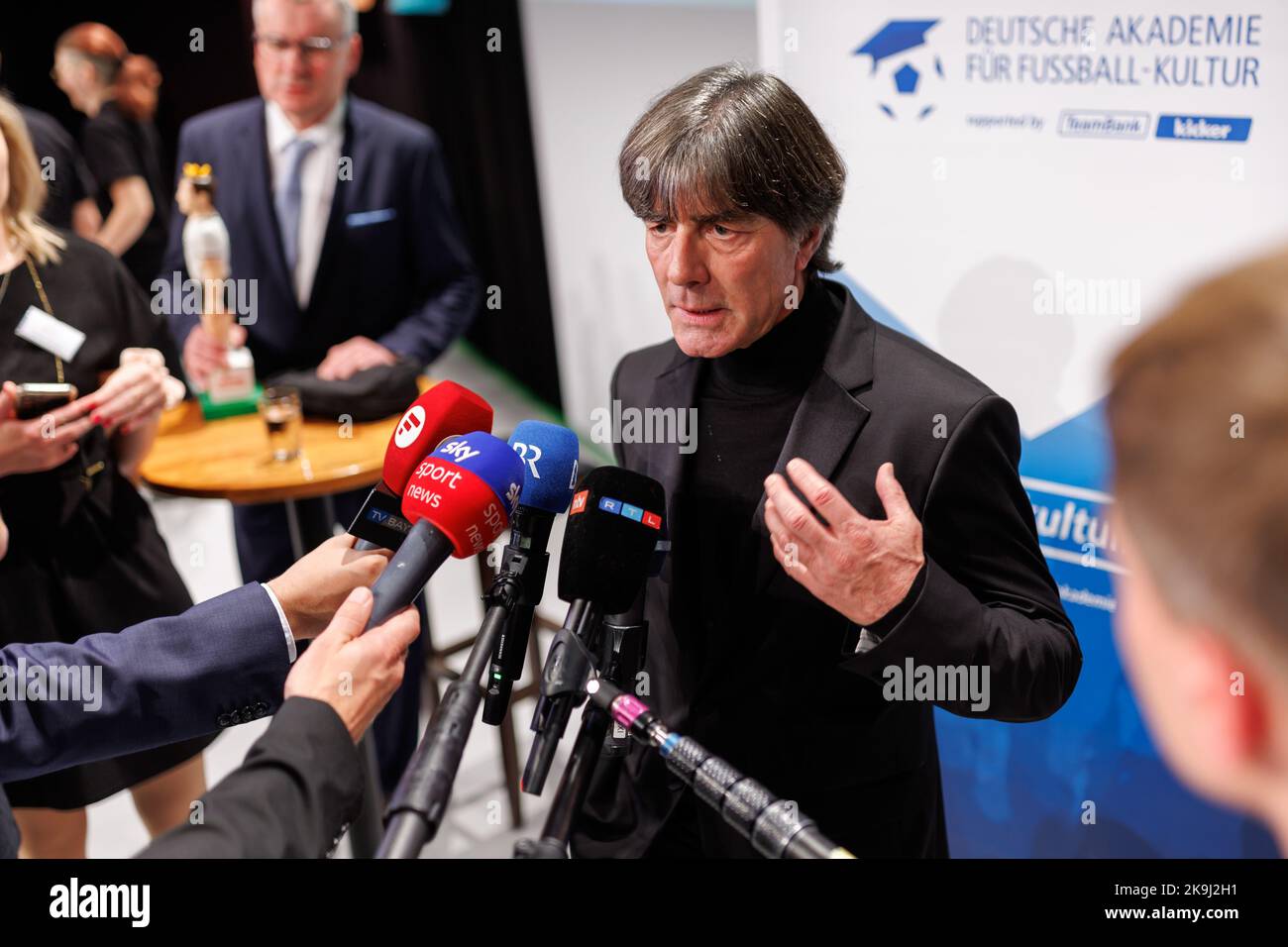 Norimberga, Germania. 28th Ott 2022. L'ex allenatore della nazionale tedesca di calcio Joachim Löw parla ai giornalisti dopo essere stato onorato con il Walther Bensemann Award dell'Accademia tedesca per la cultura del calcio. Con il premio, l'accademia onora personalità che vedono il calcio come un fenomeno sociale, culturale, sociale, storico e politico al di là del puro sport. Credit: Daniel Karmann/dpa/Alamy Live News Foto Stock