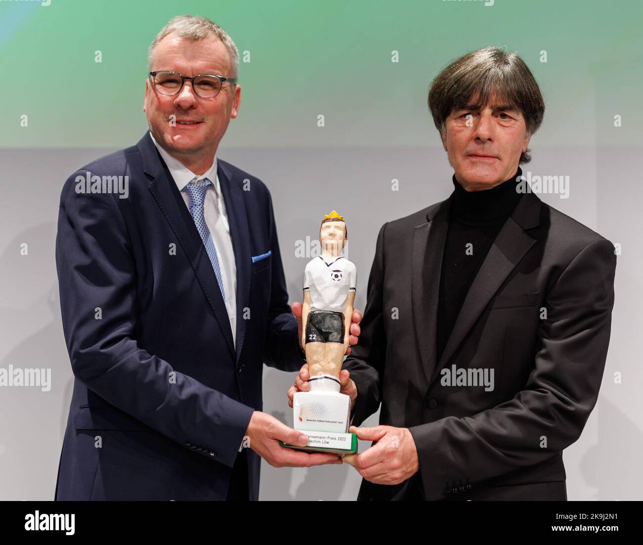 Norimberga, Germania. 28th Ott 2022. L'ex allenatore della nazionale tedesca di calcio Joachim Löw (a destra) riceve il Walther Benseann Award dell'Accademia tedesca per la cultura del calcio da Jörg Jakob, direttore della rivista sportiva Kicker. Con questo premio, l'Accademia onora personalità che vedono il calcio come un fenomeno sociale, culturale, sociale, storico e politico che va oltre il puro sport. Credit: Daniel Karmann/dpa/Alamy Live News Foto Stock