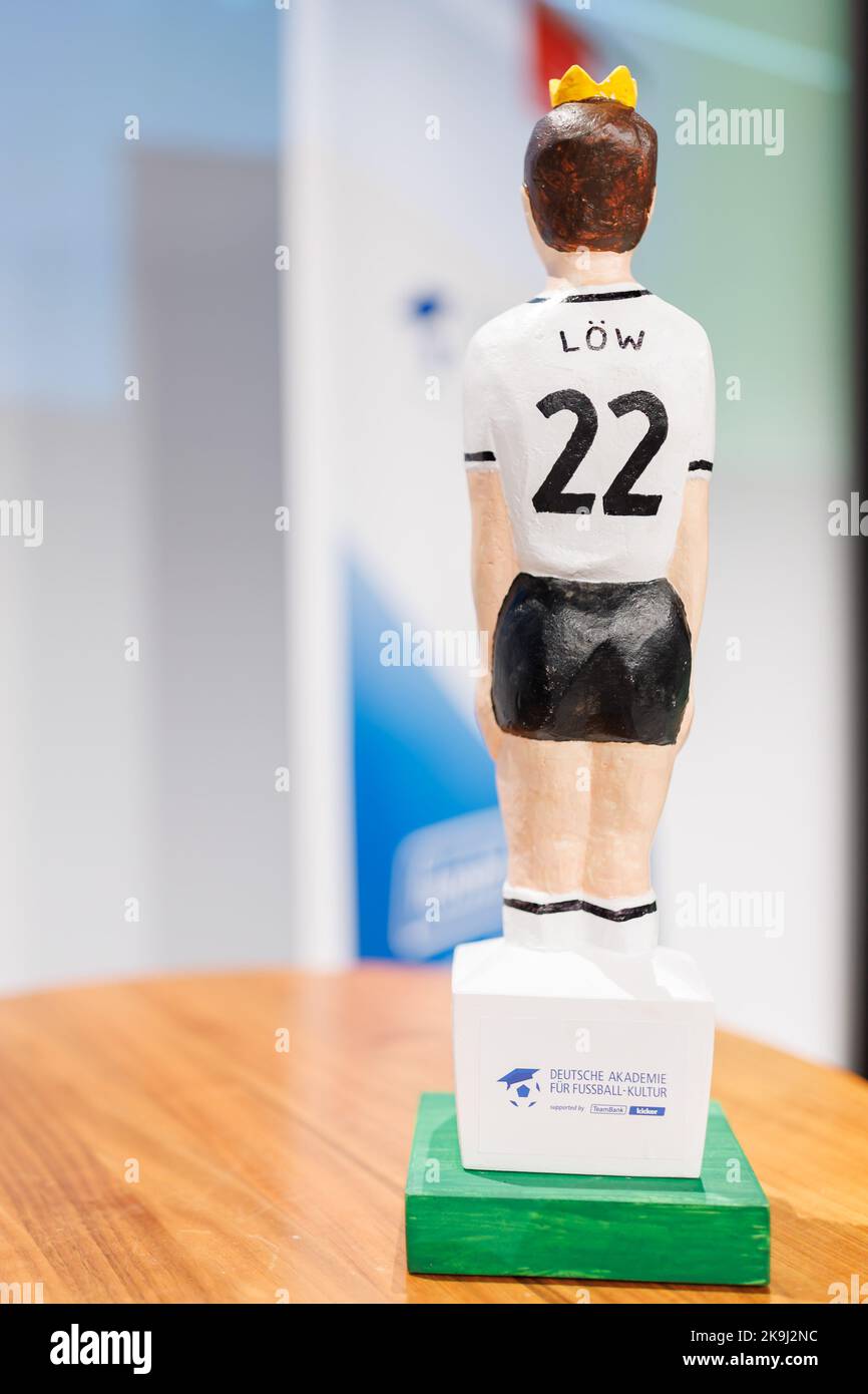 Norimberga, Germania. 28th Ott 2022. Il nome dell'ex allenatore della nazionale tedesca di calcio Joachim Löw è sul retro del trofeo del Walther Bensemann Award dell'Accademia tedesca per la cultura calcistica. Löw è stato premiato quella sera. Con il premio, l'Accademia onora personalità che vedono il calcio oltre il puro sport e anche come un fenomeno sociale, culturale, sociale, storico e politico. Credit: Daniel Karmann/dpa/Alamy Live News Foto Stock
