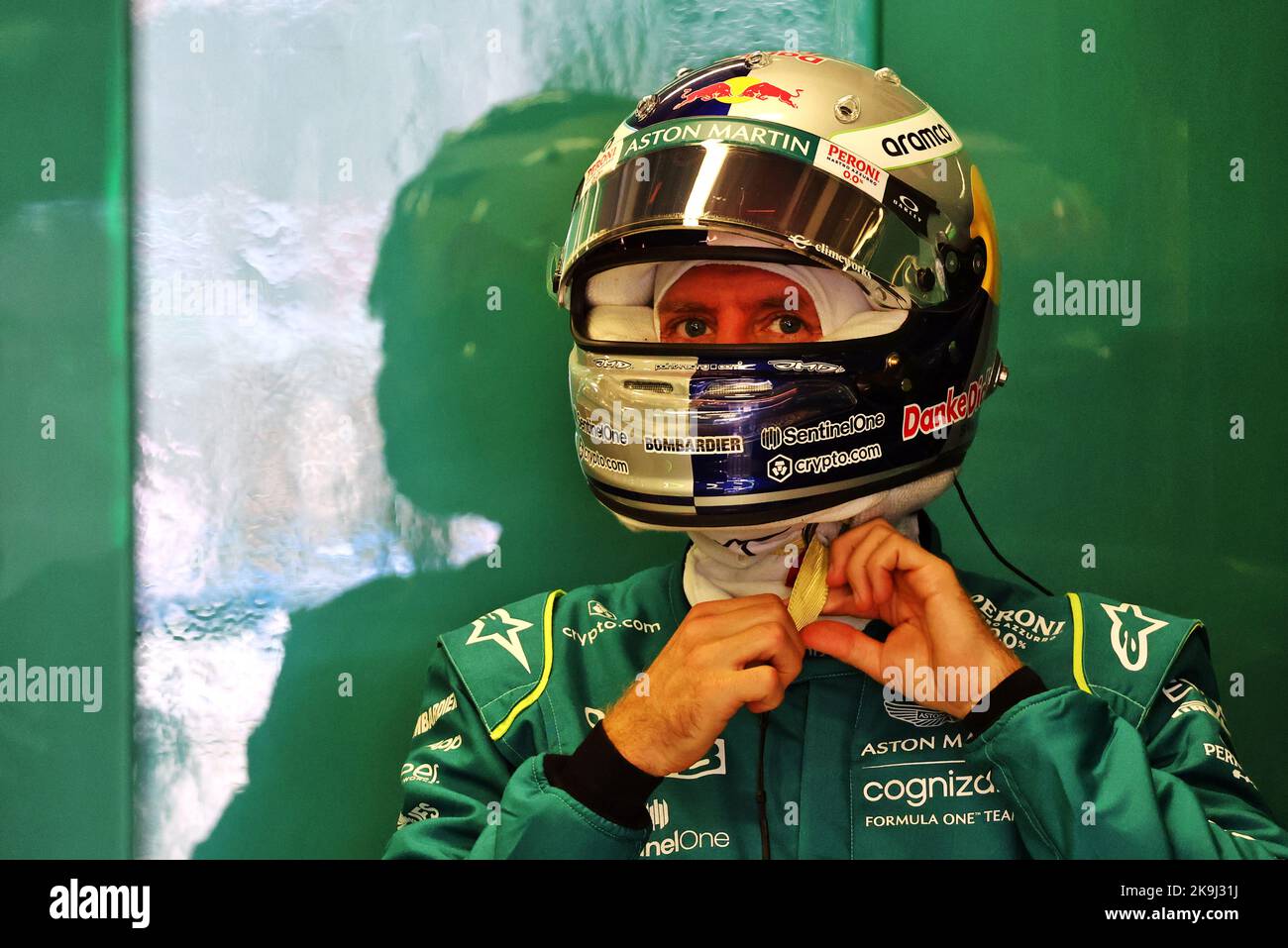 Città del Messico, Messico. 28th Ott 2022. Sebastian Vettel (GER) Aston Martin F1 Team indossa un casco tributo a Dietrich Mateschitz (AUT) CEO e fondatore di Red Bull 28.10.2022. Campionato del mondo Formula 1, Rd 20, Gran Premio del Messico, Città del Messico, Messico, Giornata di pratica. Il credito fotografico dovrebbe essere: XPB/immagini dell'Associazione Stampa. Credit: XPB Images Ltd/Alamy Live News Foto Stock