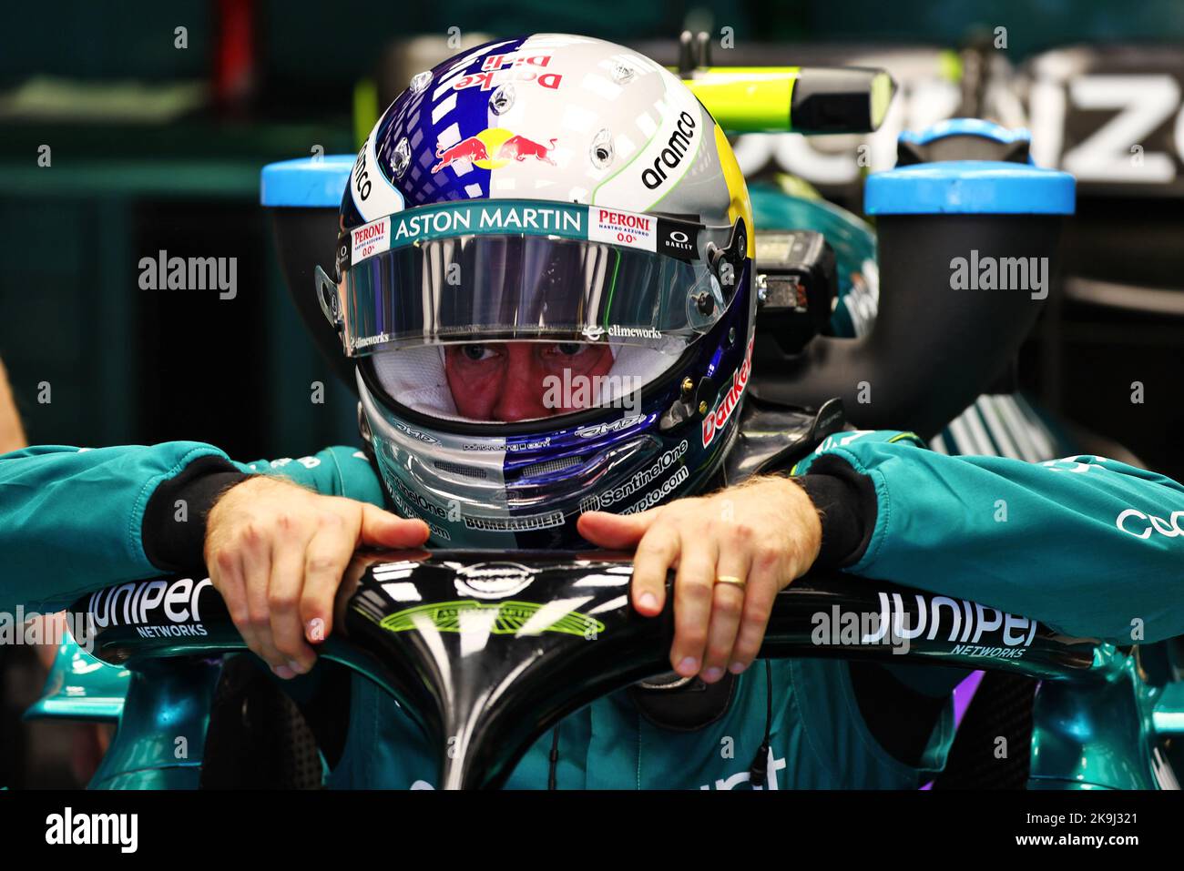 Città del Messico, Messico. 28th Ott 2022. Sebastian Vettel (GER) Aston Martin F1 Team AMR22 indossando un casco tributo a Dietrich Mateschitz (AUT) Amministratore Delegato e fondatore di Red Bull 28.10.2022. Campionato del mondo Formula 1, Rd 20, Gran Premio del Messico, Città del Messico, Messico, Giornata di pratica. Il credito fotografico dovrebbe essere: XPB/immagini dell'Associazione Stampa. Credit: XPB Images Ltd/Alamy Live News Foto Stock