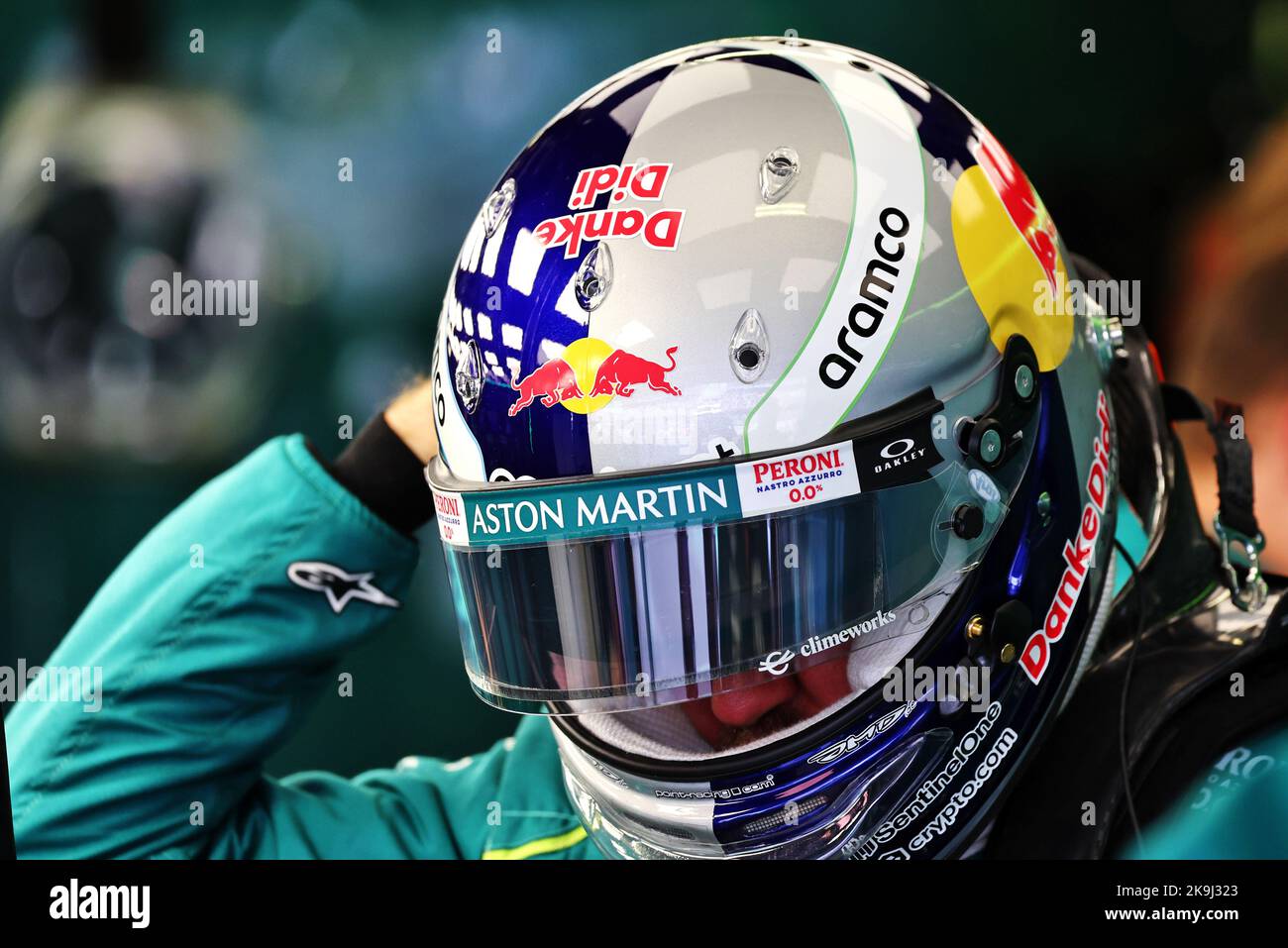Città del Messico, Messico. 28th Ott 2022. Sebastian Vettel (GER) Aston Martin F1 Team indossa un casco tributo a Dietrich Mateschitz (AUT) CEO e fondatore di Red Bull 28.10.2022. Campionato del mondo Formula 1, Rd 20, Gran Premio del Messico, Città del Messico, Messico, Giornata di pratica. Il credito fotografico dovrebbe essere: XPB/immagini dell'Associazione Stampa. Credit: XPB Images Ltd/Alamy Live News Foto Stock